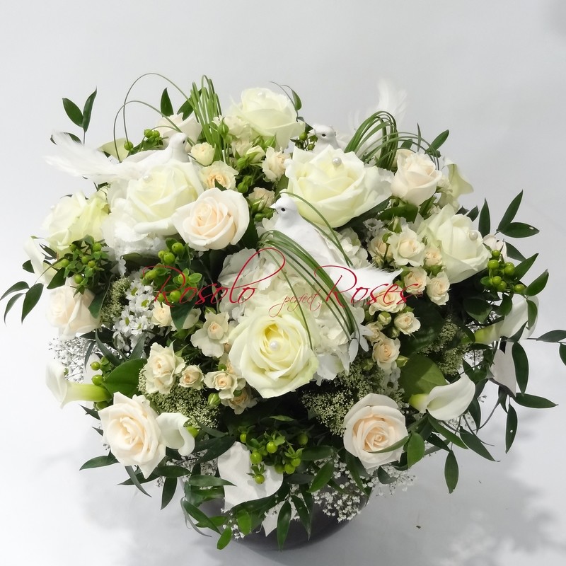 Roses et hortensias, tout en blanc