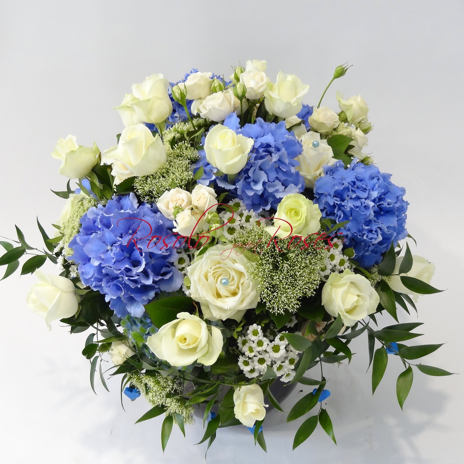 Roses blanches &amp; hortensias en bleu