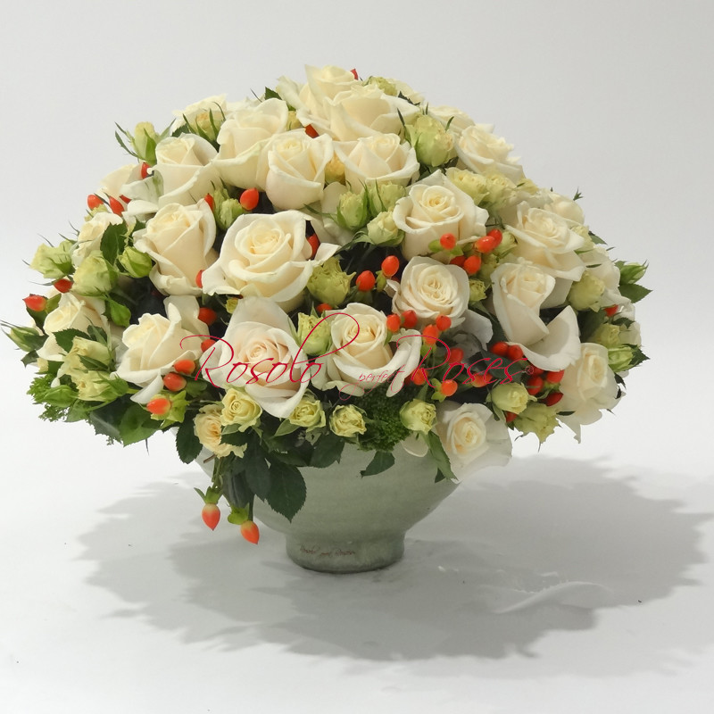 Rose crèmes et roses polyanthas dans une belle coupe