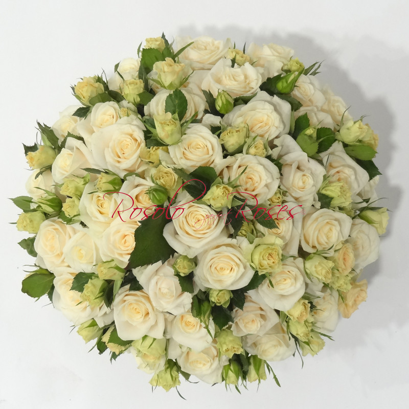 Superbe bouquet compact de roses blanches et crèmes