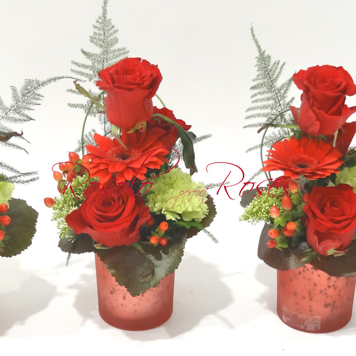 Petit arrangement avec des roses rouges