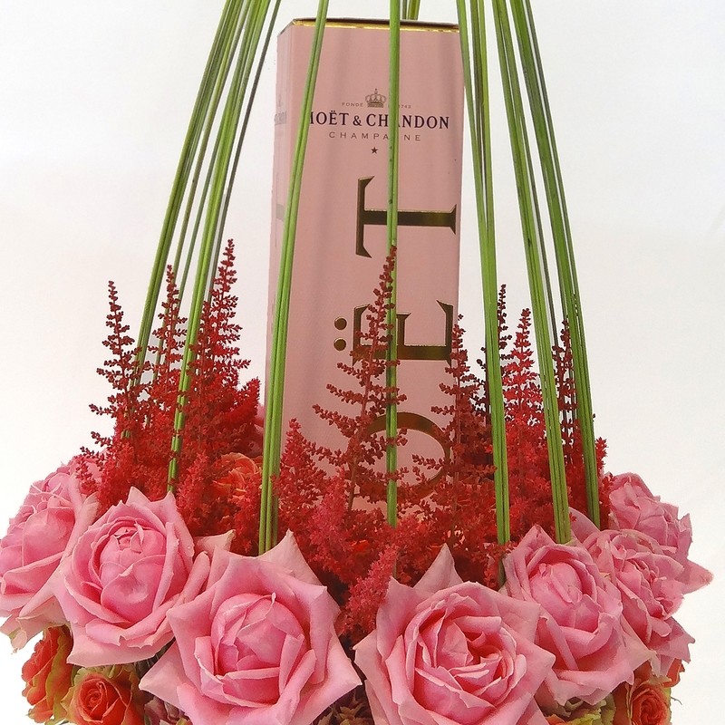 Champagne rosé dans une composition de roses