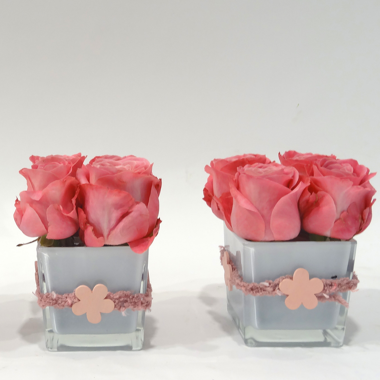 Belles roses roses dans une petite composition