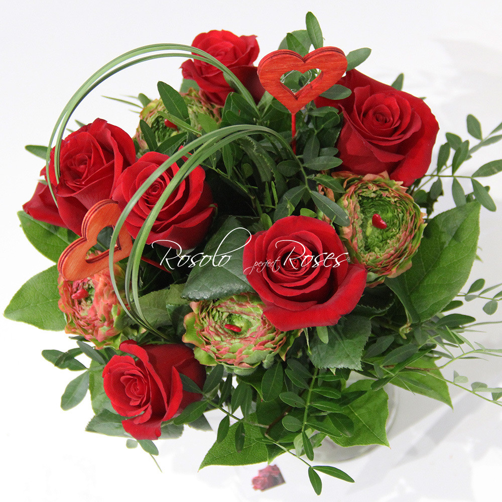 Renoncules et roses rouges