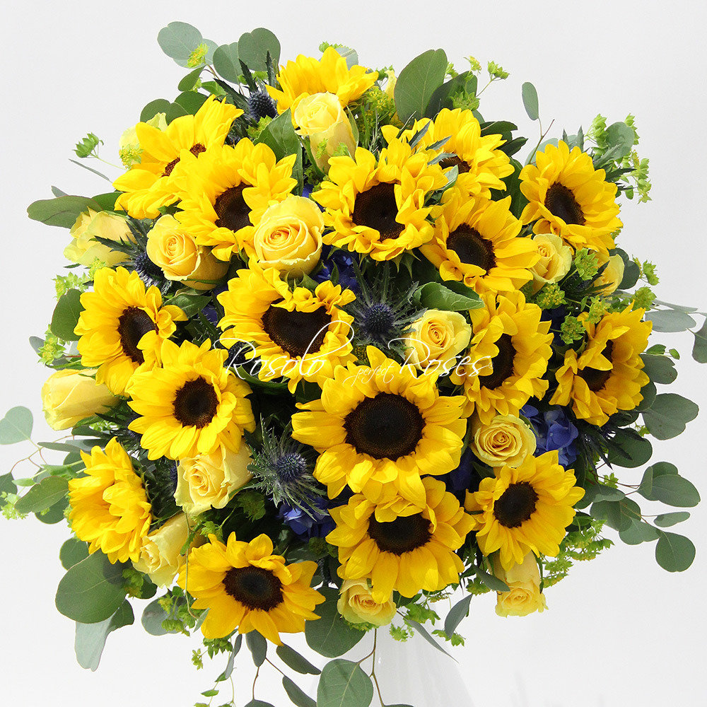 Bouquet de tournesols, roses et chardons