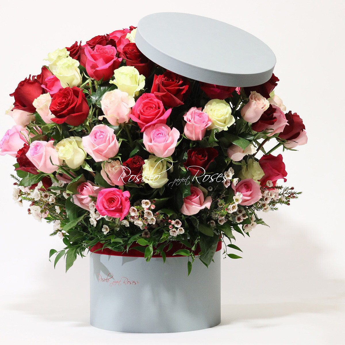 Super arrangement de roses dans une boite avec couvercle.