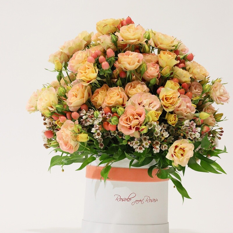 Boite Rosolo avec belles roses, couleur saumon, baies et garniture de saison