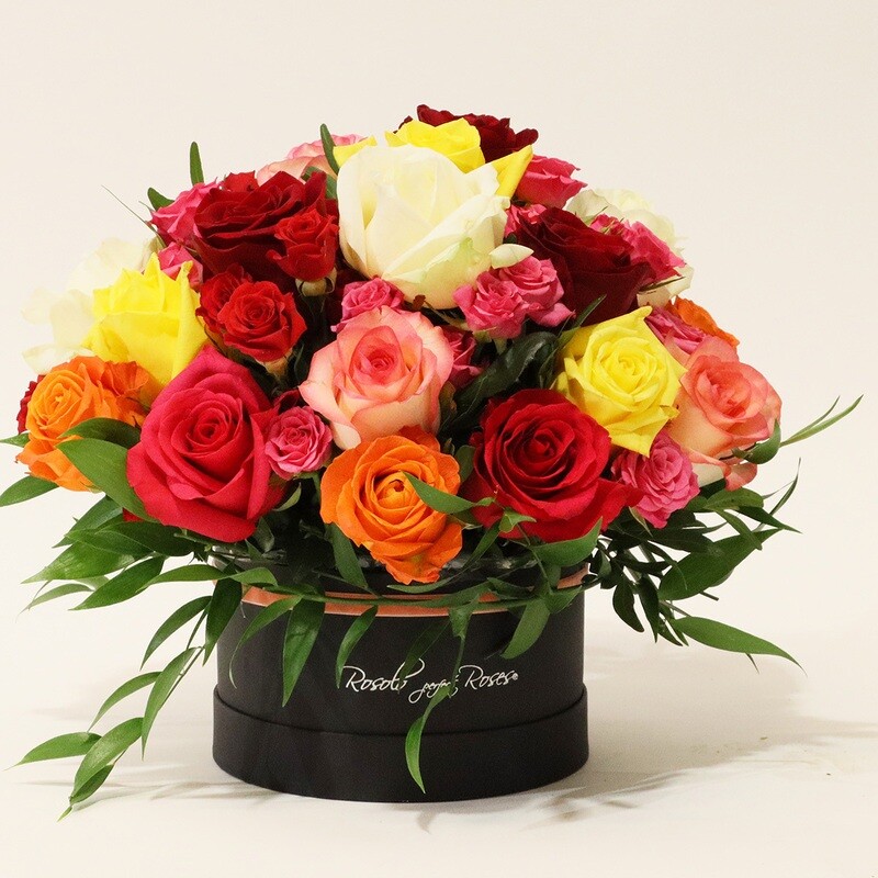 Joyeuse boîte de roses très colorées