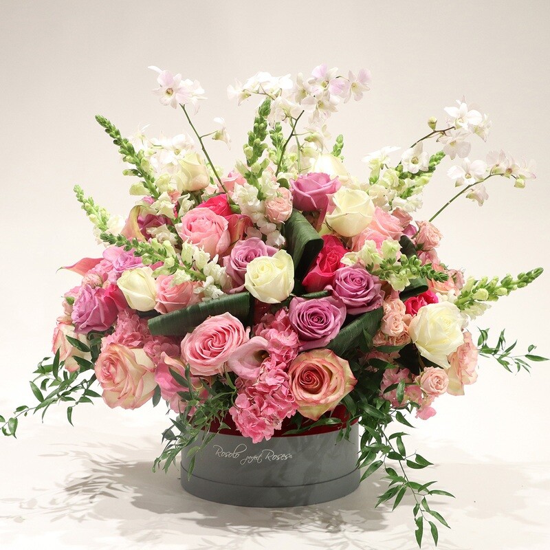 Superbe boîte de roses, orchidées et fleurs de saison