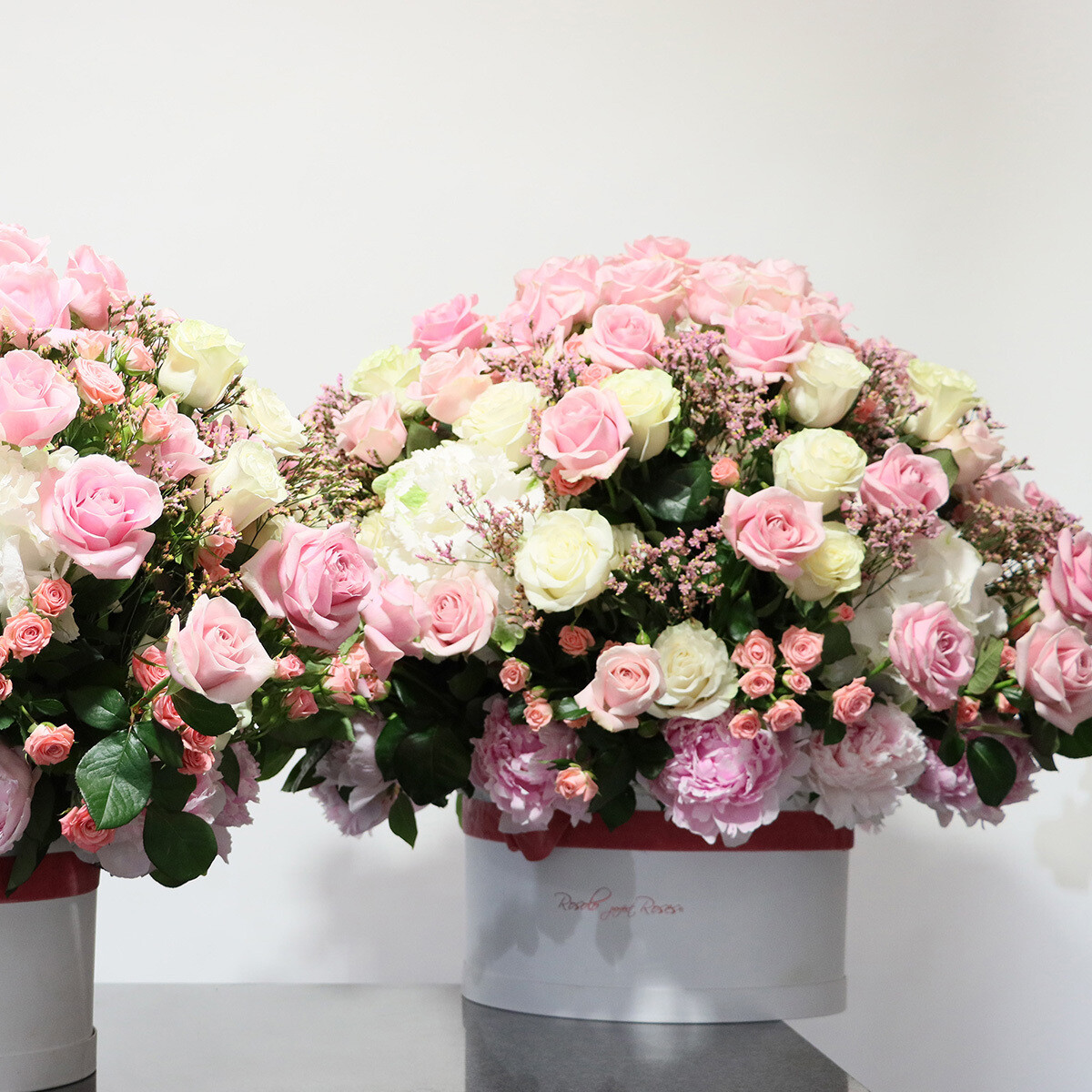 PIVOINES: Roses et pivoines, couleur pastelles, dans une belle boîte Rosolo