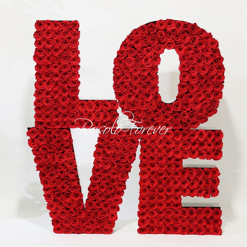 4 Lettres en Roses, grandes:  LOVE