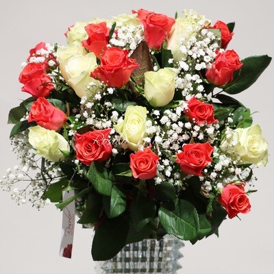 Beau bouquet de petites roses en orange et blanc