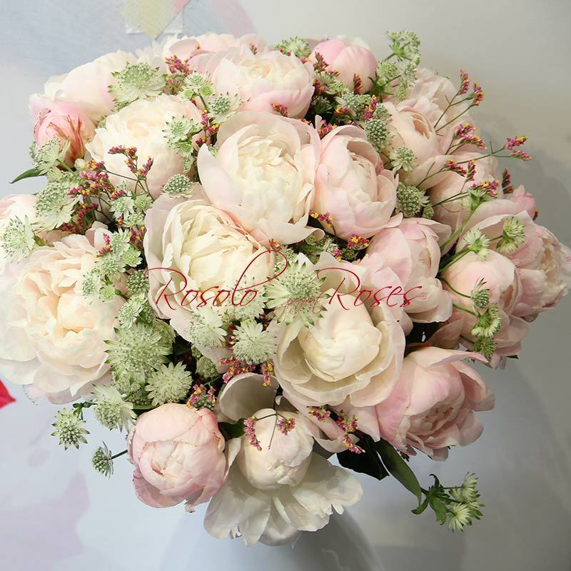 Bouquet avec superbes pivoines, couleurs douces