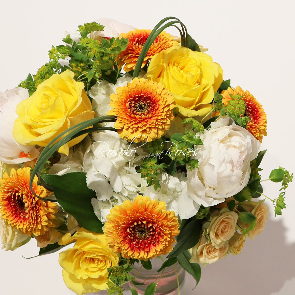 Lumineux bouquet printanier, roses, pivoines, hortensia, germini