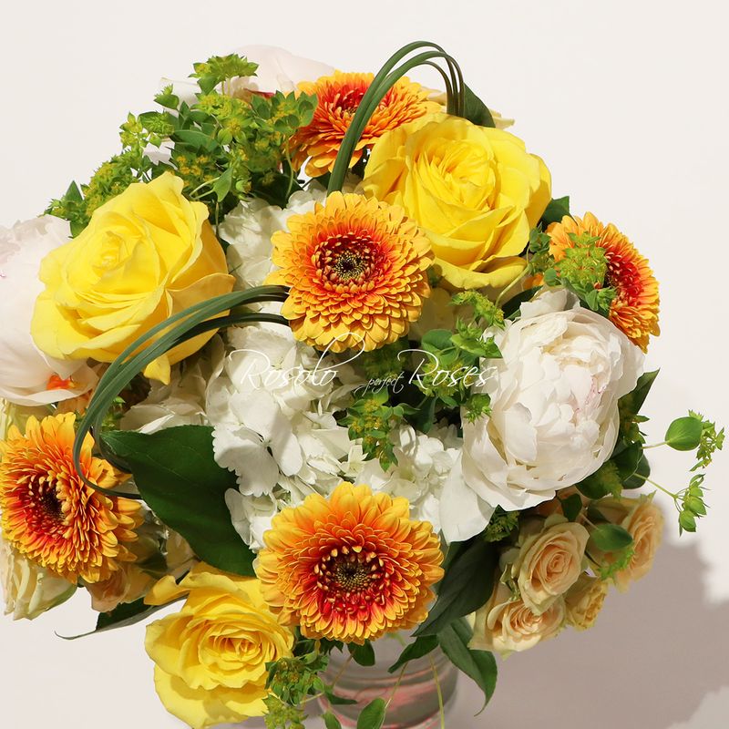 Lumineux bouquet printanier, roses, pivoines, hortensia, germini