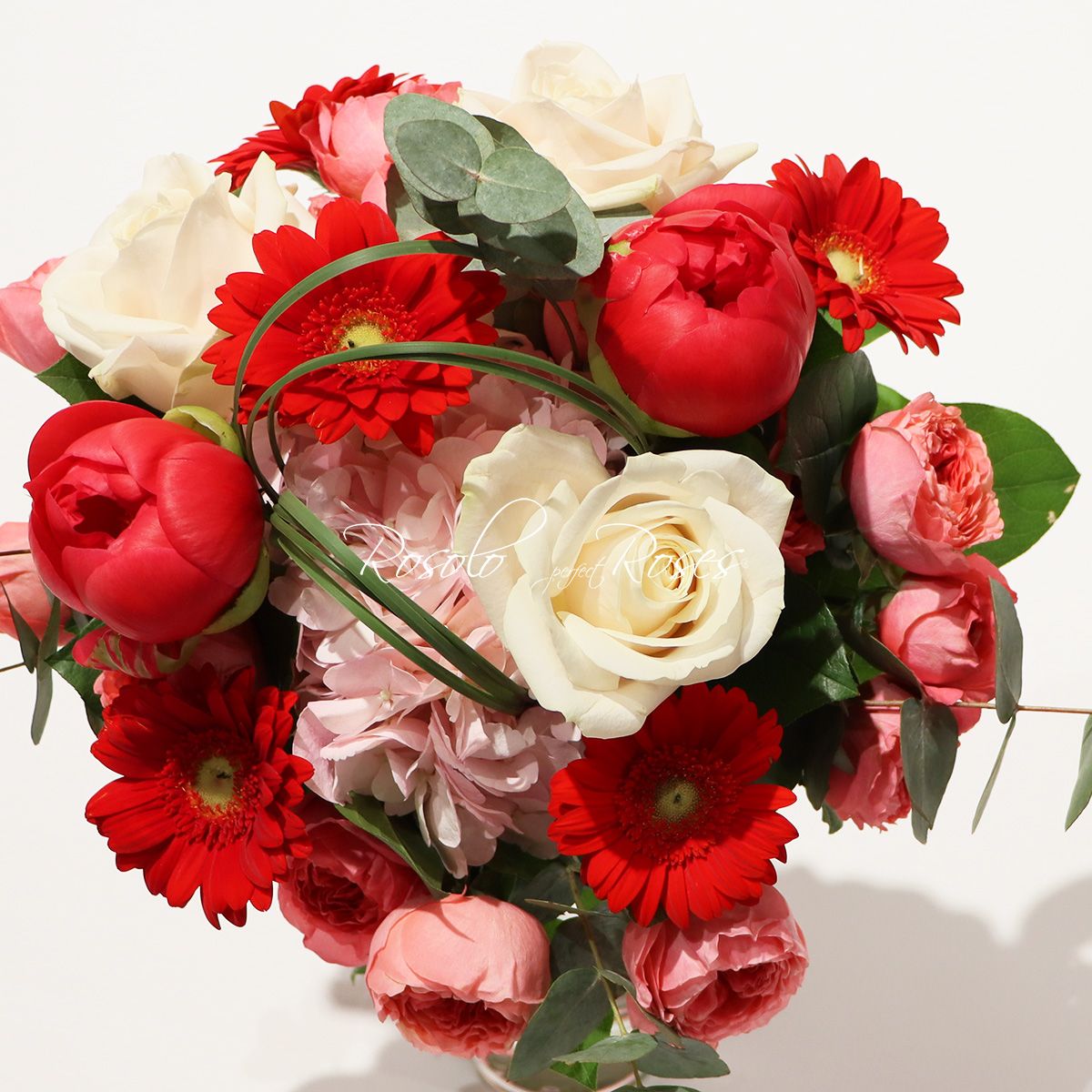 Bouquet printanier raffiné, roses, pivoines, hortensia, germini