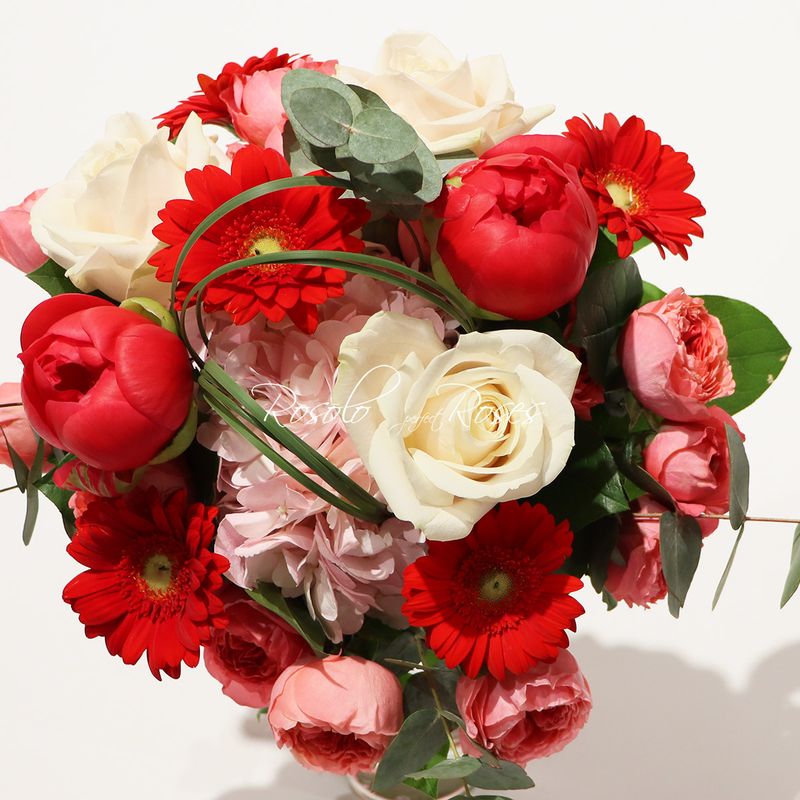 Bouquet printanier raffiné, roses, pivoines, hortensia, germini