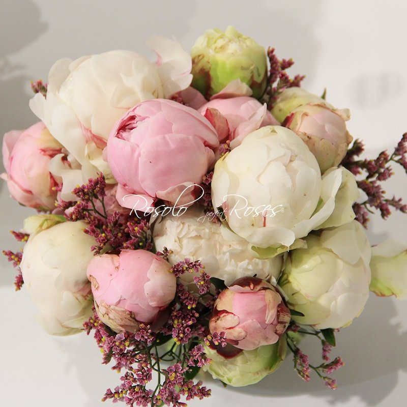 Beau bouquet compact avec des pivoines en rose et blanc