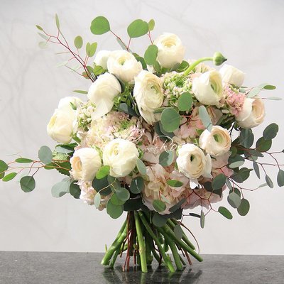 Beau bouquet de renoncules, couleurs très douces