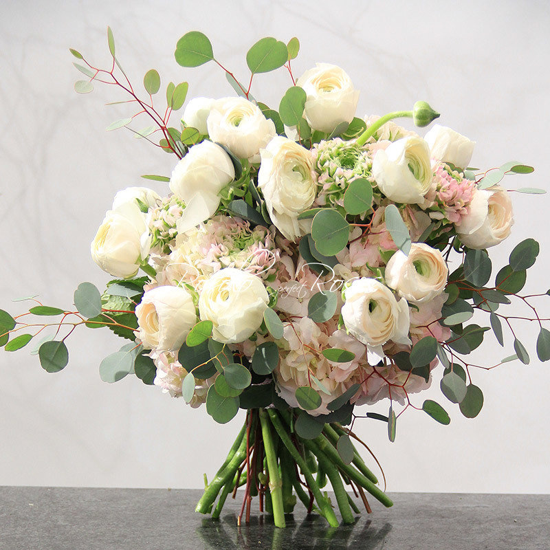 Beau bouquet de renoncules, couleurs très douces