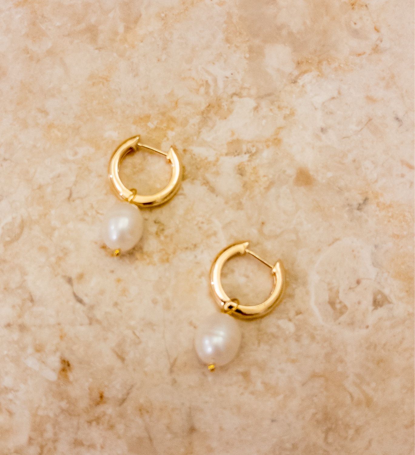 Snow 18k Goldfilled Huggy
