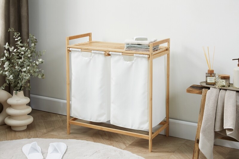 Étagère en bambou avec paniers à linge