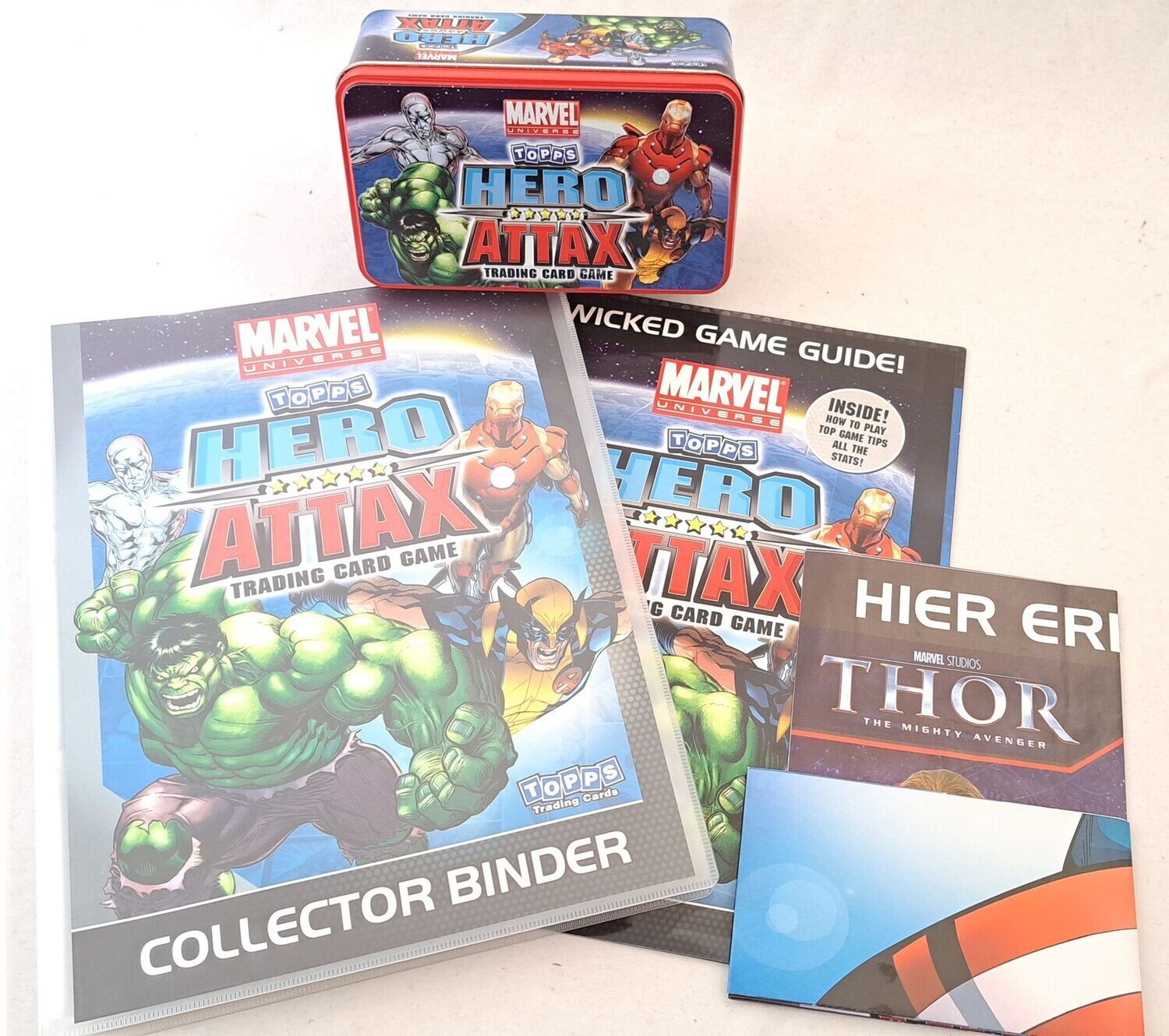 TOPPS Hero Attax KOMPLETTES SET inkl. Sammelmappe Tin Limitierte Auflage