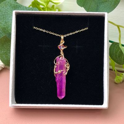 LAVENDER AURA QUARTZ POINT - Crystal Therapy Pendant - 14k Gold Filled LAVENDER AURA QUARTZ POINT - Crystal Therapy Pendant - 14k Gold Filled