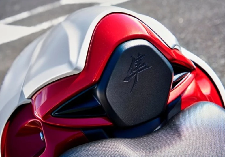 Capot de selle gris rouge (B5M)