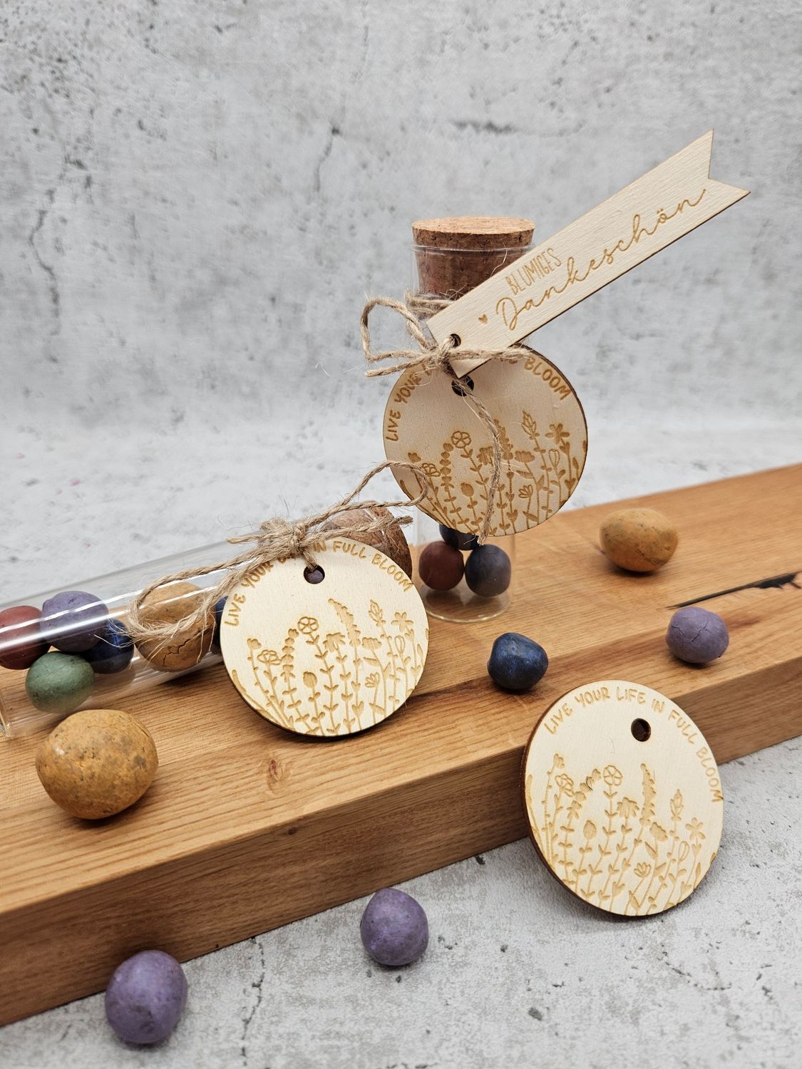10 x kleine gelochte  Holzscheiben "Blumenmotiv und Spruch"