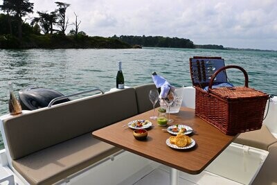 Détente et dégustation sur un bateau