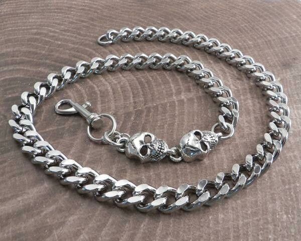 CUT LEASH CHAIN NECKLACE WITH SKULL