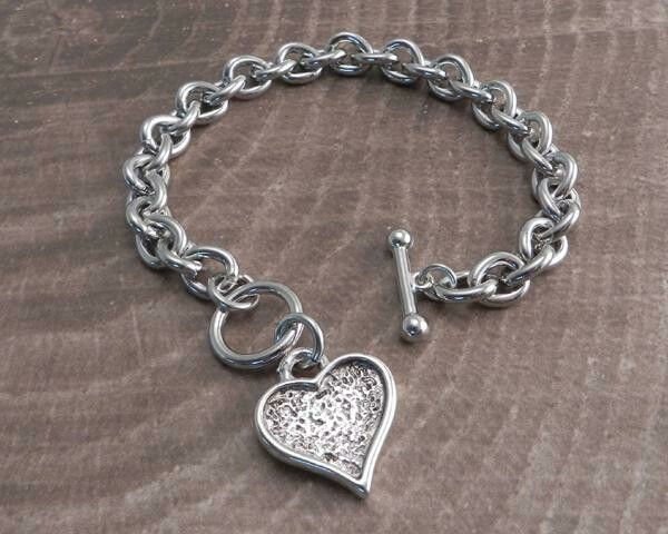 TEARDROP TOGGLE BRACELET WITH TEXTURED HEART