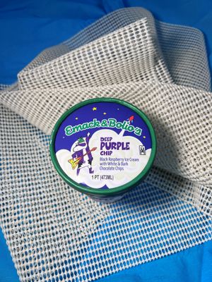 Emack & Bolio's 黑莓黑白碎朱古力口味 Deep Purple Chip Ice Cream