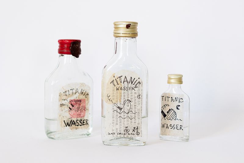 Eine Flasche Titanic-Wasser