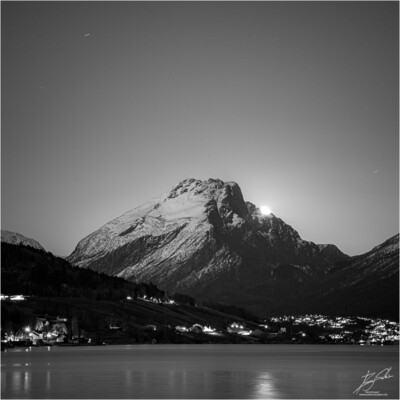 Supermånen kjem fram bak Ryssdalshornet