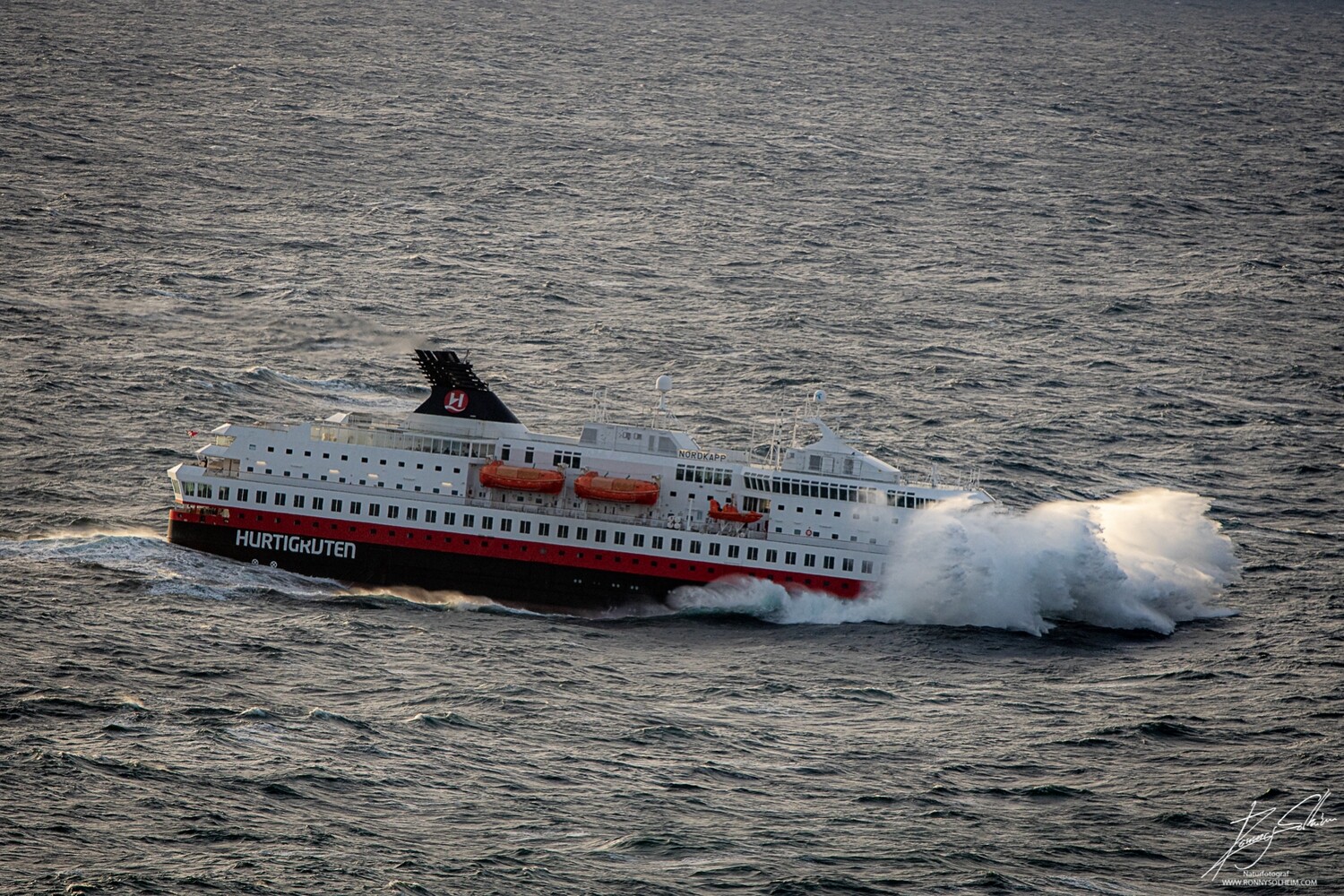 MS Nordkapp i tung sjø