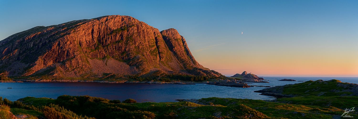 Kvannhodenfyr i solnedgang.