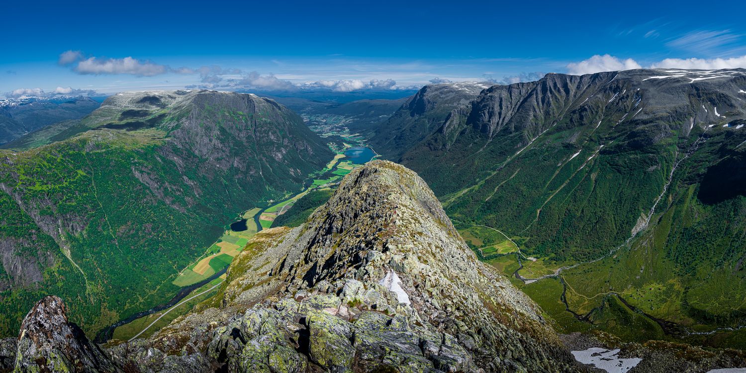 Utsikt fra siste ryggen opp mot toppen av Eggenipa