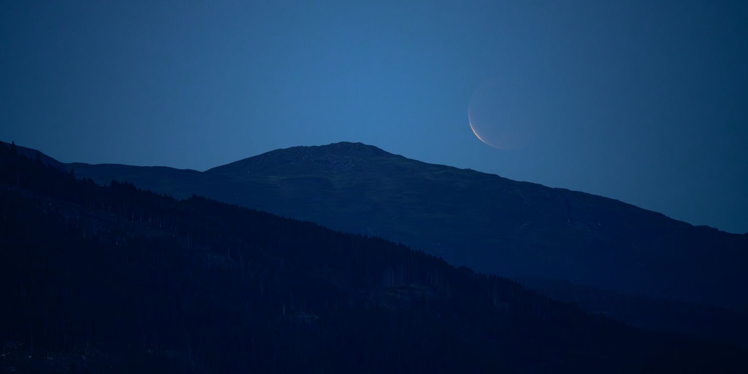 Månen kom opp bak Blånibba i blåtimen.