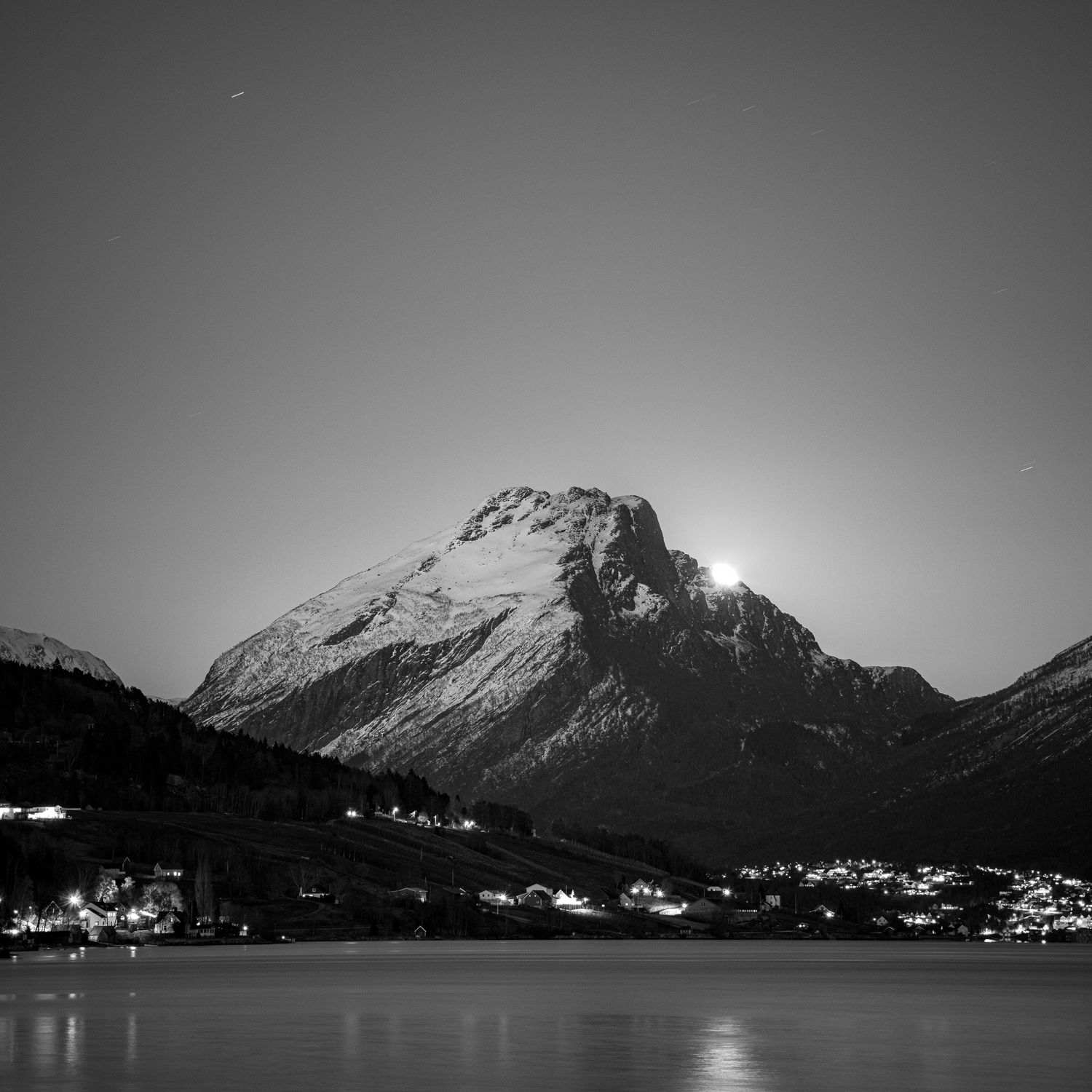 Supermånen kjem fram bak Ryssdalshornet.