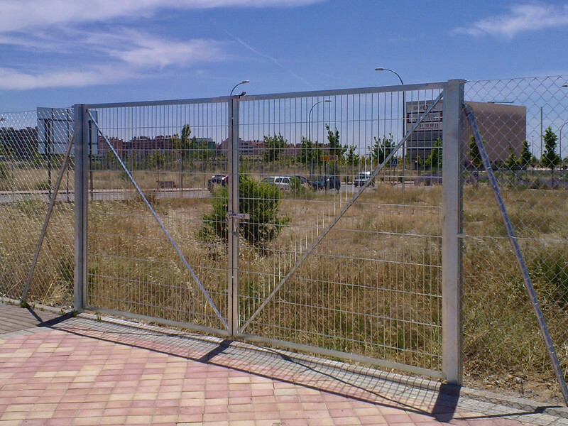 Puerta metálica !! 5 m por 2 m alto Puerta metálica !! 5 m por 2 m alto