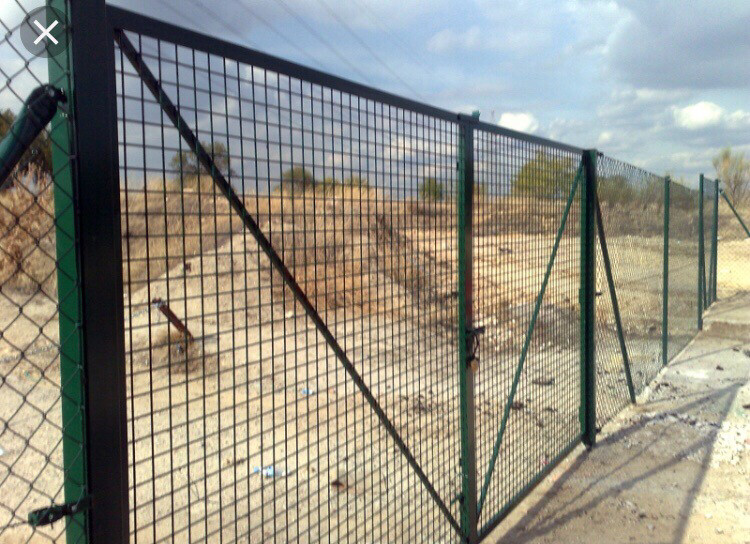 Puerta de 4 m por 2 m alto !! Acabado verde Puerta de 4 m por 2 m alto !! Acabado verde