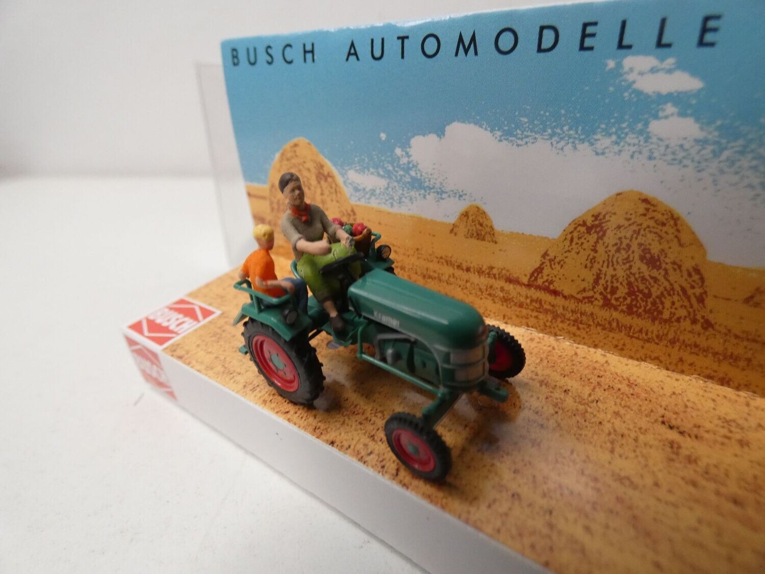Traktor Kramer KL 11 mit Bäuerin und Kind 1:87 H0