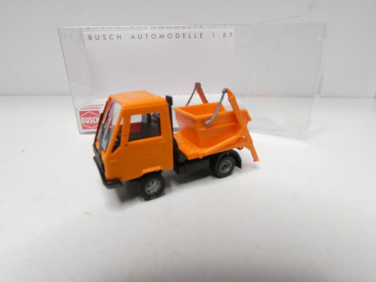 Multicar M26 mit Absetzcontainer orange