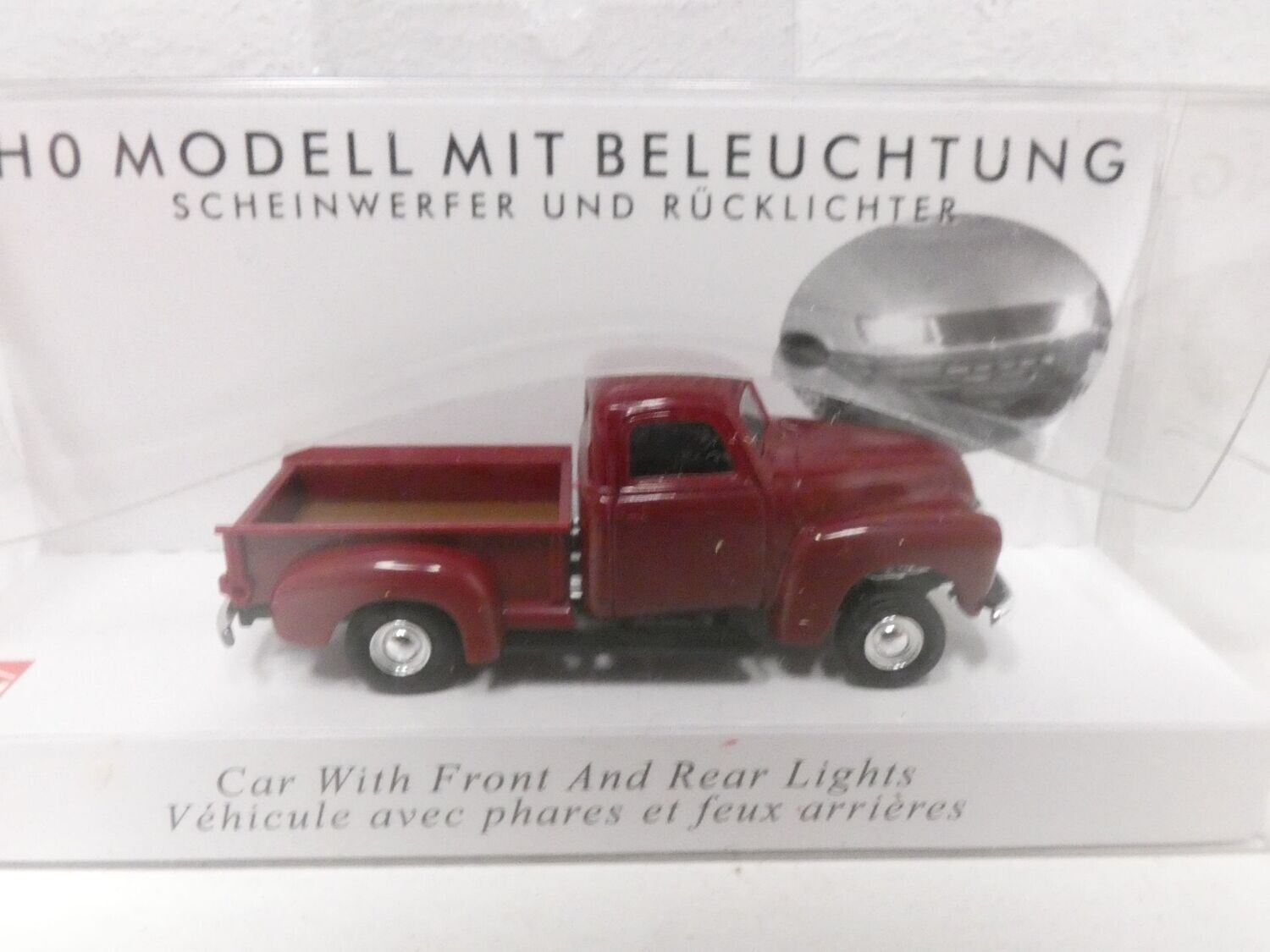Chevrolet Pickup rot beleuchtet in H0 von Busch
