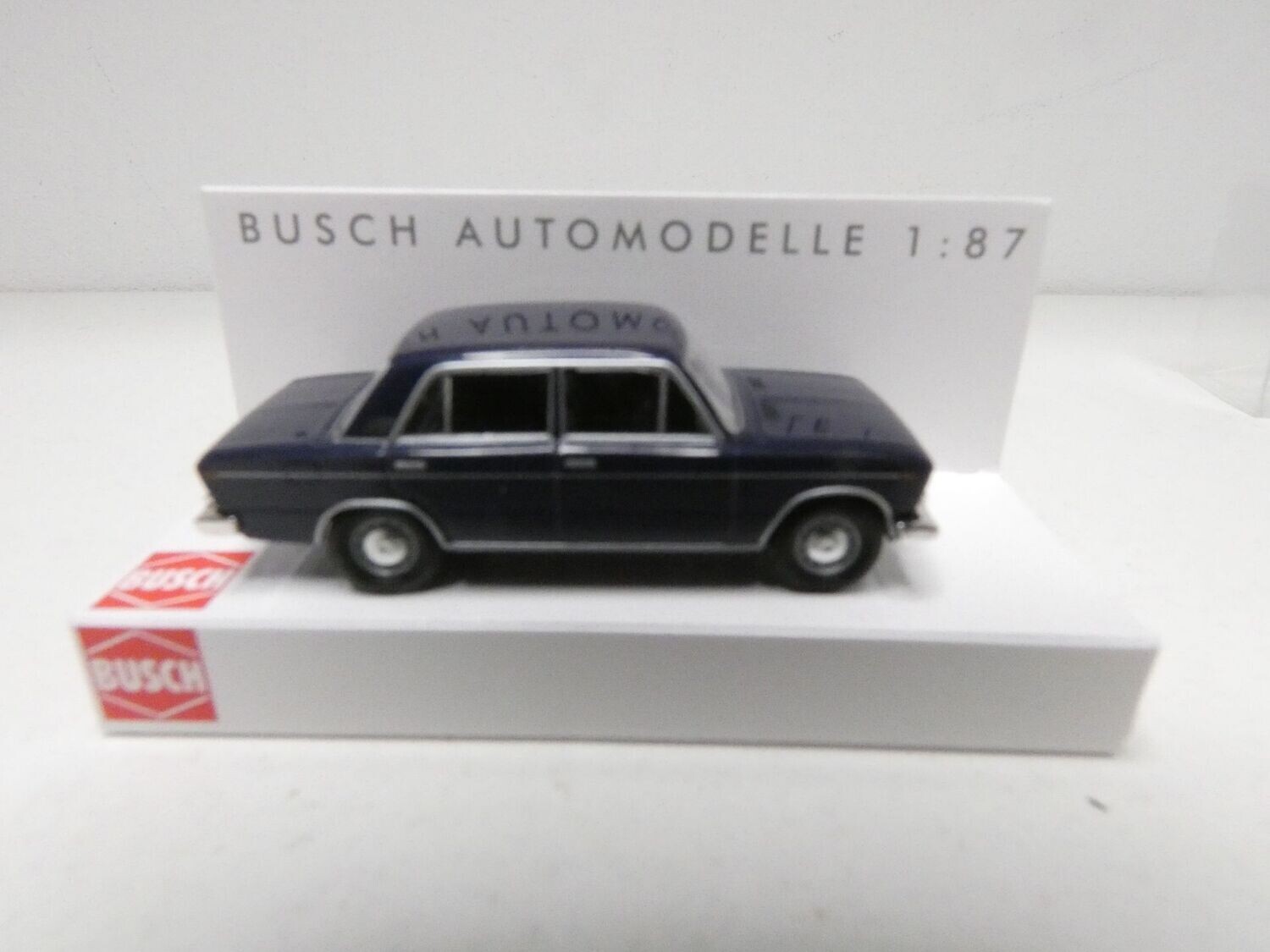 Lada 1600 dunkelblau in H0 von Busch