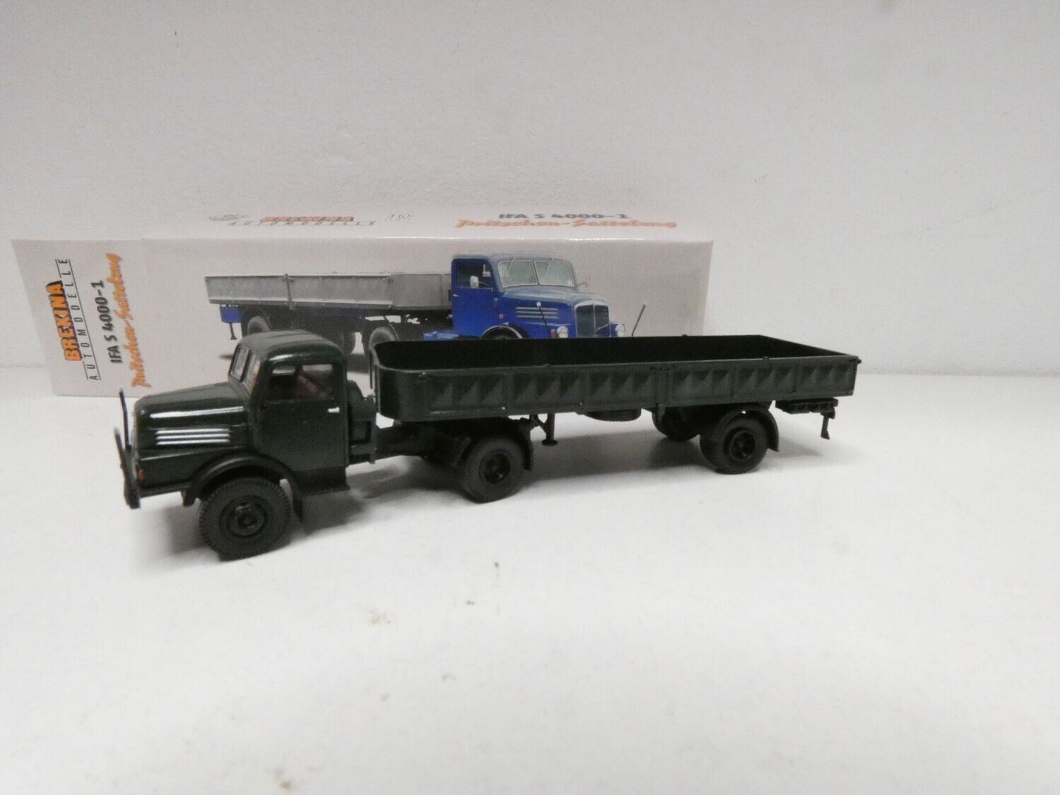 IFA S 4000-1 Pritschen Sattelzug in H0 von Brekina