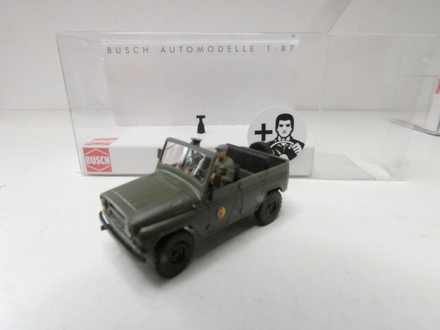 UAZ 469 NVA offen mit Figuren DDR in H0 von Busch