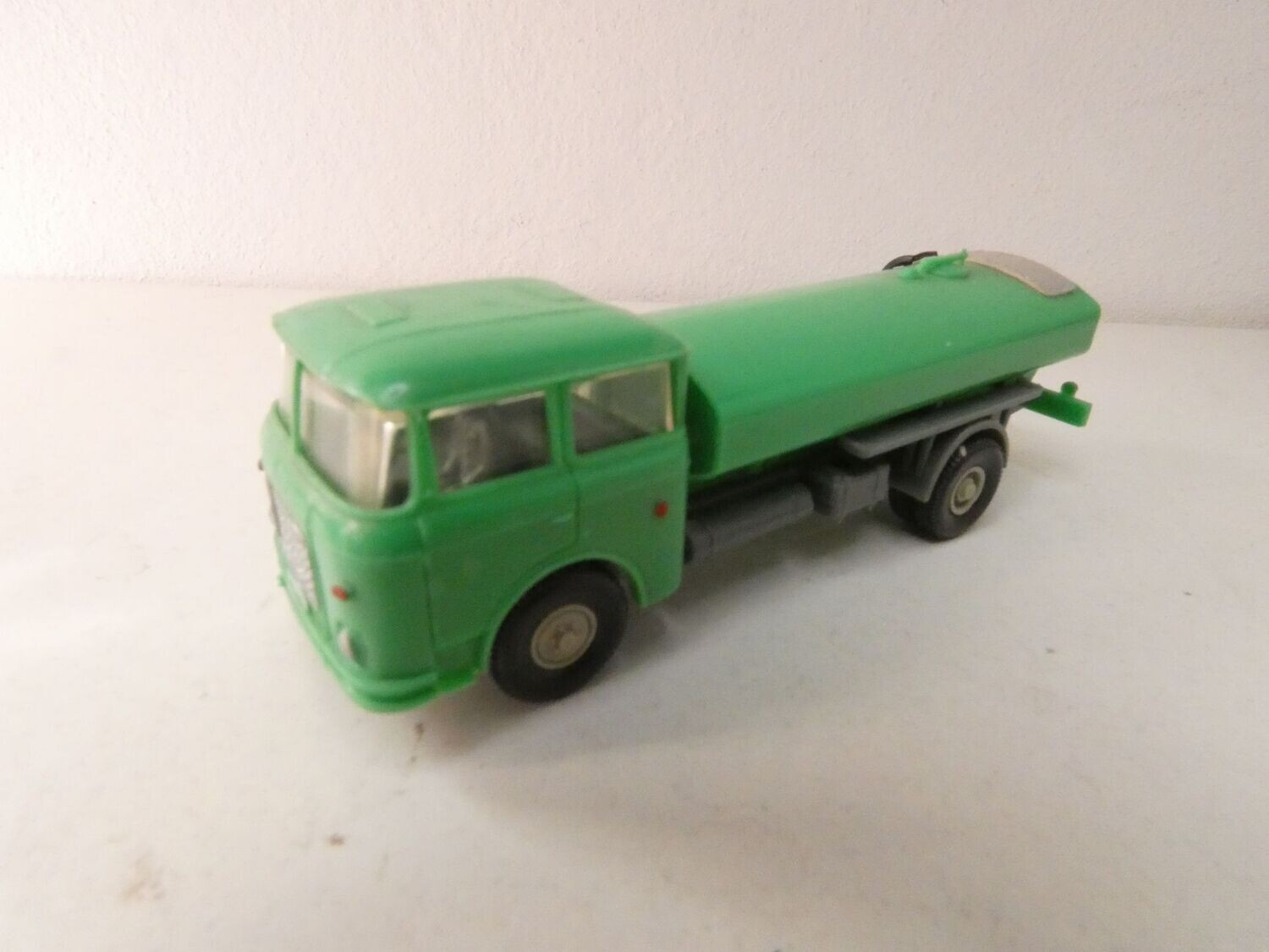 Skoda  706 Sprengwagen  grün von Permot in H0